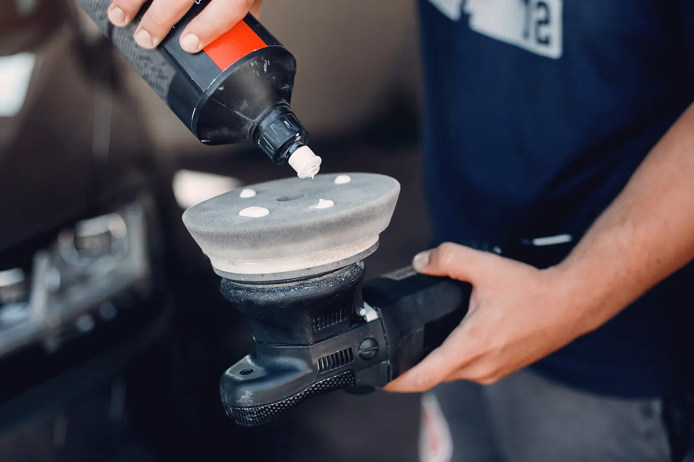 Aplicação de polimento automotivo com politriz