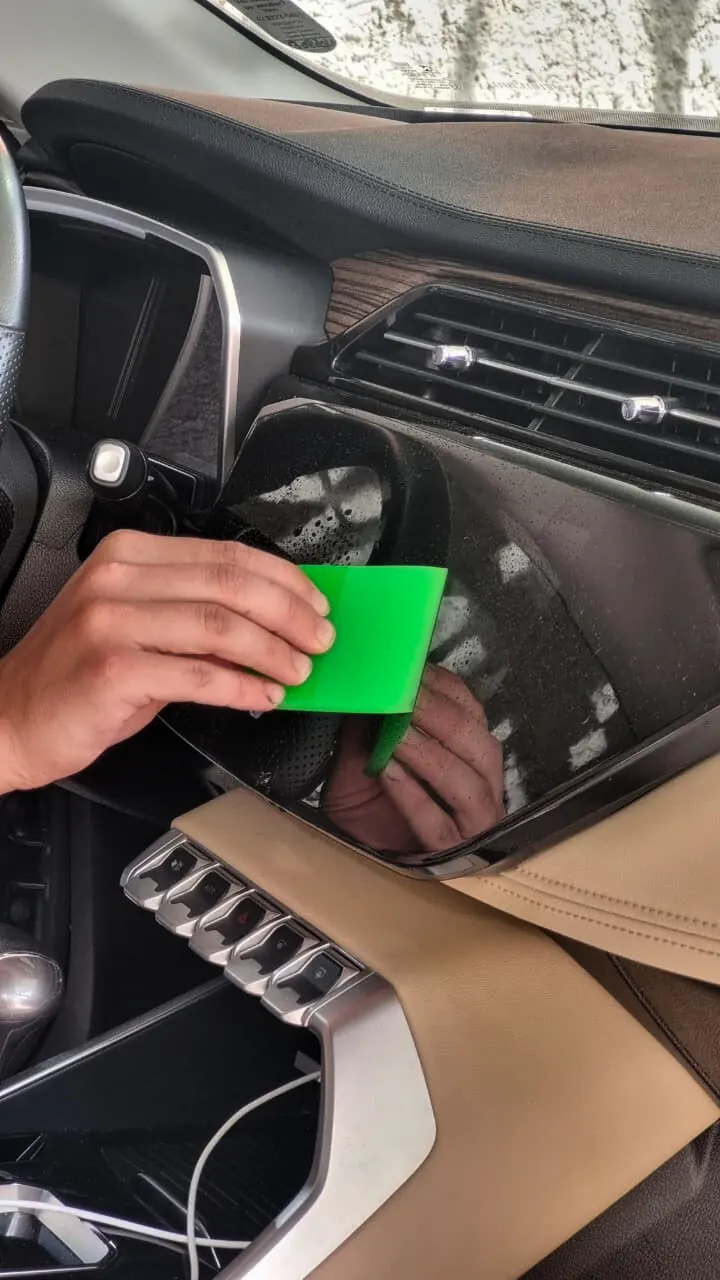Aplicação de película PPF no interior do carro